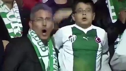 Bursasporlu küçük taraftar maçta kendinden geçti