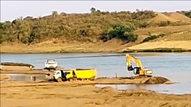 माफिया ने ढूंढ़ा आपदा में अवसर बेलखेड़ा में नर्मदा की धार से खुलेआम हो रहा रेत का अवैध खनन
