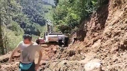 CHP'li vekil Kemal Zeybek'ten İkizdere'deki direnişe destek: Kepçenin üzerine çıkarak durdurmaya çalıştı