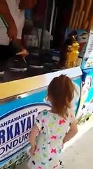 Minik kızı canından bezdiren Maraş dondurmacısı