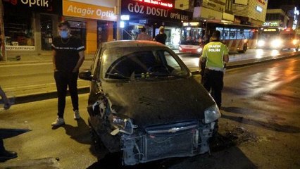 Kontrolden çıkan otomobil aydınlatma direğine çarptı 1 yaralı