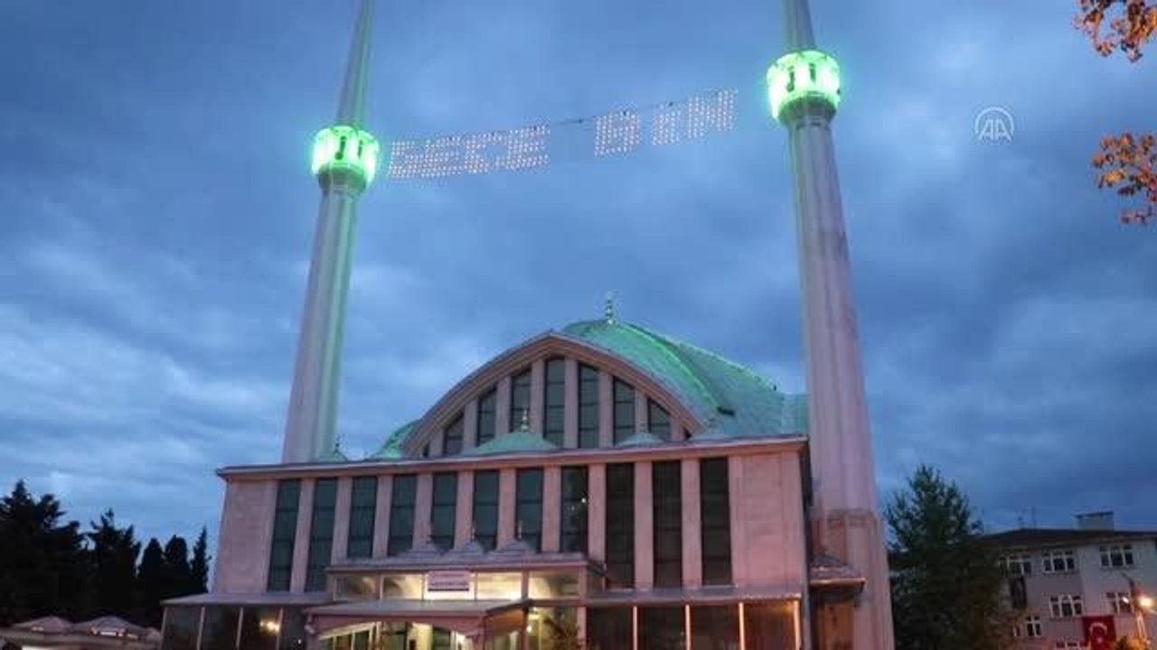 Samsun'da hayata geçirilen program kapsamında okunan "1071 Hatim"in duası Kadir Gecesi'nde yapıldı