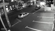 Vídeos mostram motocicleta sendo furtada na Rua Mato Grosso, na Região Central