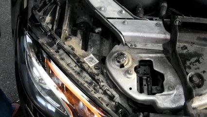 Otomobilin motor bölümünde sıkışan kedi yavrusu kurtarıldı