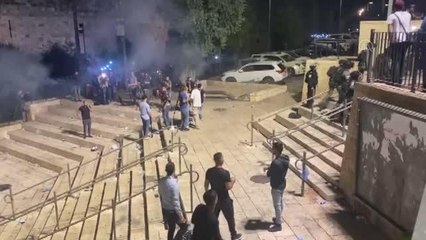 Son dakika... İsrail polisi Doğu Kudüs'ün Şam Kapısı'nda Filistinlilere müdahale etti (5)