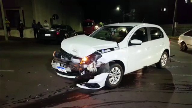Forte colisão de trânsito envolve dois carros na esquina das ruas Vitória e Manoel Ribas, na Neva
