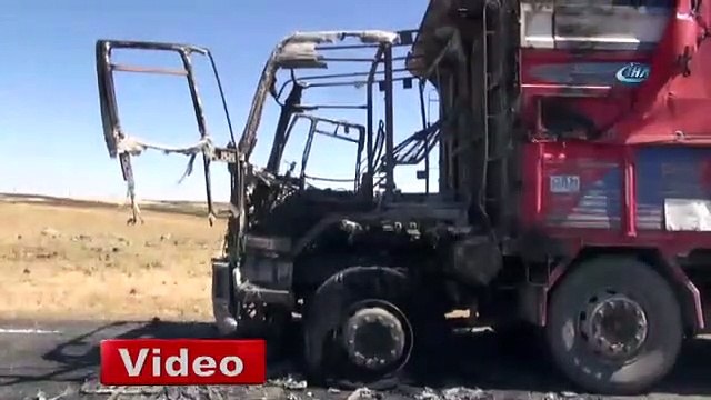 Seyir halinde alev alan kamyon kullanılamaz hale geldi