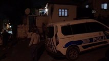 İzmir'de alacak verecek meselesinin ardından çıkan tartışmada bir eve yanıcı madde atıldı