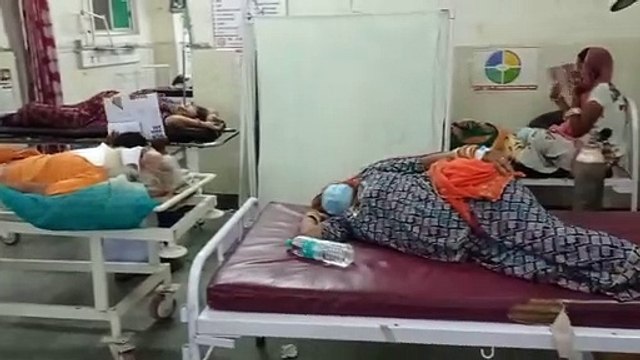 कोविड वार्ड तो दूर, इमरजेंसी में भी बेड नहीं, कोई स्ट्रेचर पर काट रहा रात तो किसी के लिए घर से आ रही खाट