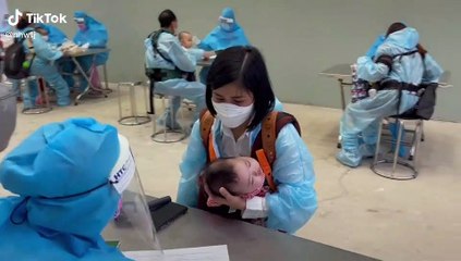 Những nữ y tá xa nhà để đón trẻ ở nước ngoài về quê tránh dịch