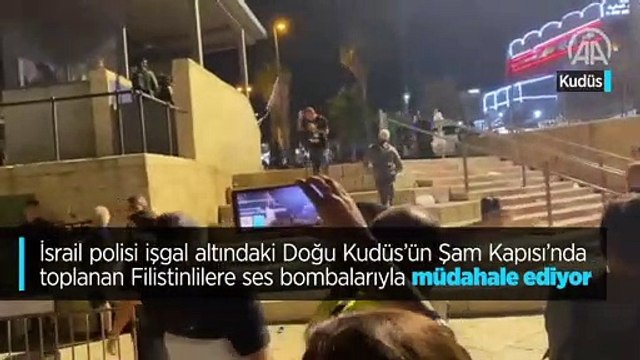 İsrail polisi işgal altındaki Doğu Kudüs'ün Şam Kapısı'nda toplanan Filistinlilere ses bombalarıyla müdahale ediyor