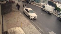 OTOMOBİL YOKUŞ AŞAĞI KAYDI, İNSANLAR SANİYELERLE KURTULDU O ANLAR KAMERADA