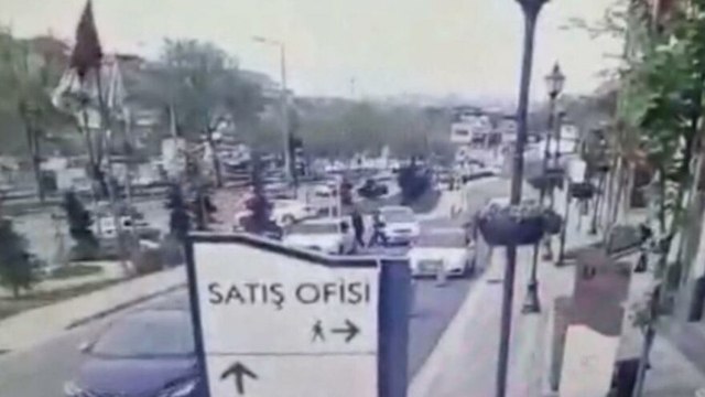 İstanbul’da lüks sitede kazma ve silahlı kavga kamerada