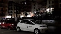 Irrintzis y bailes en la plaza Unamuno de Bilbao junto a un coche de Osakidetza
