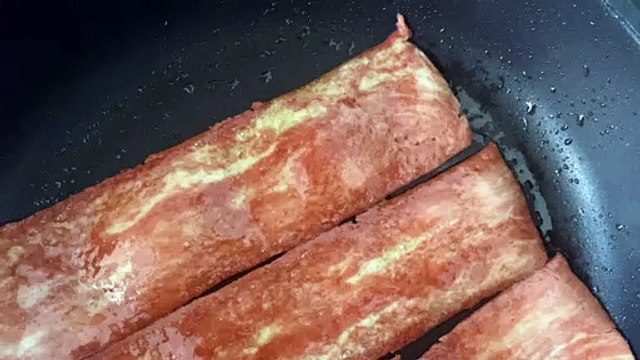Bacon vegano durante la cocción