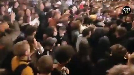 Belçika'da 7 aydır devam eden koronavirüs tedbirleri kaldırıldı; binlerce kişi kutlama için sokaklara döküldü