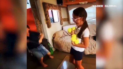Altı tane tenis topunu elinde böyle çevirdi