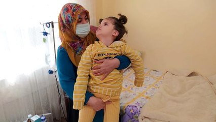 Fedakar anne ömrünü engelli kızına adadı