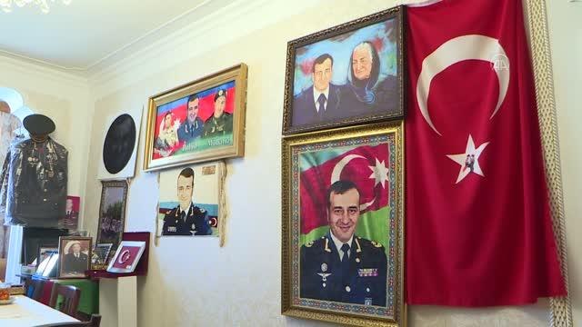 Azerbaycan'ın kahramanlarından şehit Tümgeneral Heşimov'un annesi Anneler Günü'nü oğlunun mezarı başında geçirdi