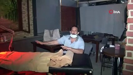 Baskın yapılan kafenin branda ile ayrılan bölümündeki sedye dikkat çekti: "Fizik tedaviye geldim, sen de hasta olsan sana da geleyim"