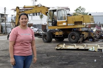 'Yapamazsın' diyen eşine inat 2 günde kepçe operatörü oldu