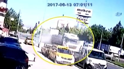 Çekici otomobile çarptı