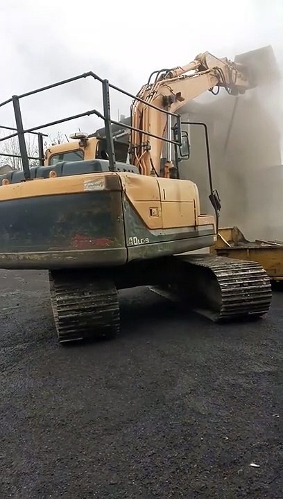 Watch as Sheffield pub is demolished