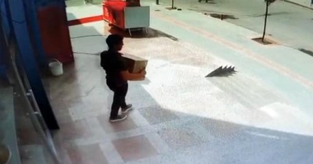 Tam kapanmayı fırsat bilen hırsız iş yeri önündeki paketi çalıp kayıplara karıştı