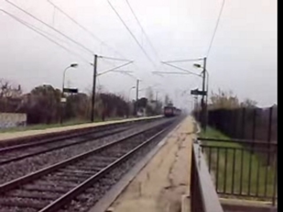 TER sous la bruine, gare d'Ollioules (Var)