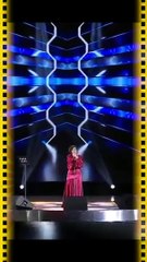 نجوم بكوا على المسرح لأسباب غامضة