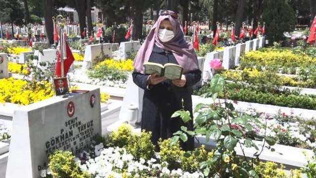EDİRNEKAPI ŞEHİTLİĞİ'NDE BURUK ANNELER GÜNÜ