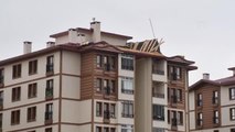 Şiddetli rüzgar nedeniyle çatılar uçtu, araçlarda hasar oluştu (2)
