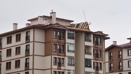 Şiddetli rüzgar nedeniyle çatılar uçtu, araçlarda hasar oluştu (2)