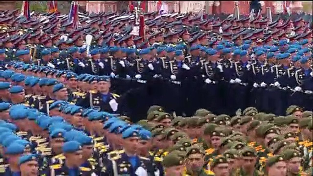 Maskenfrei: 12.000 Soldaten bei Siegesparade in Moskau