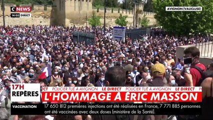 下载视频: Policier abattu à Avignon - Les images bouleversantes des milliers de personnes venues rendre hommage à Eric Masson cet après-midi