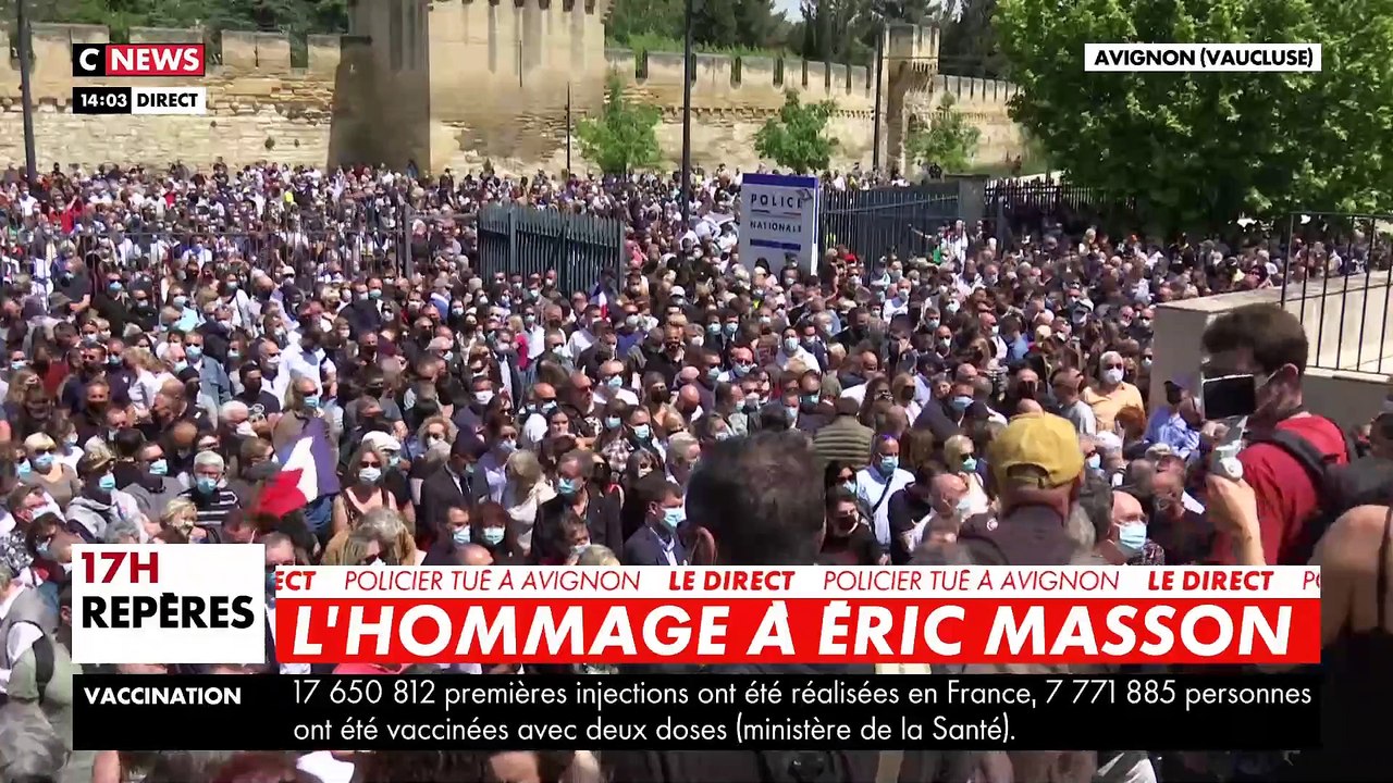 Policier abattu à Avignon - Les images bouleversantes des milliers de personnes venues rendre hommage à Eric Masson cet après-midi