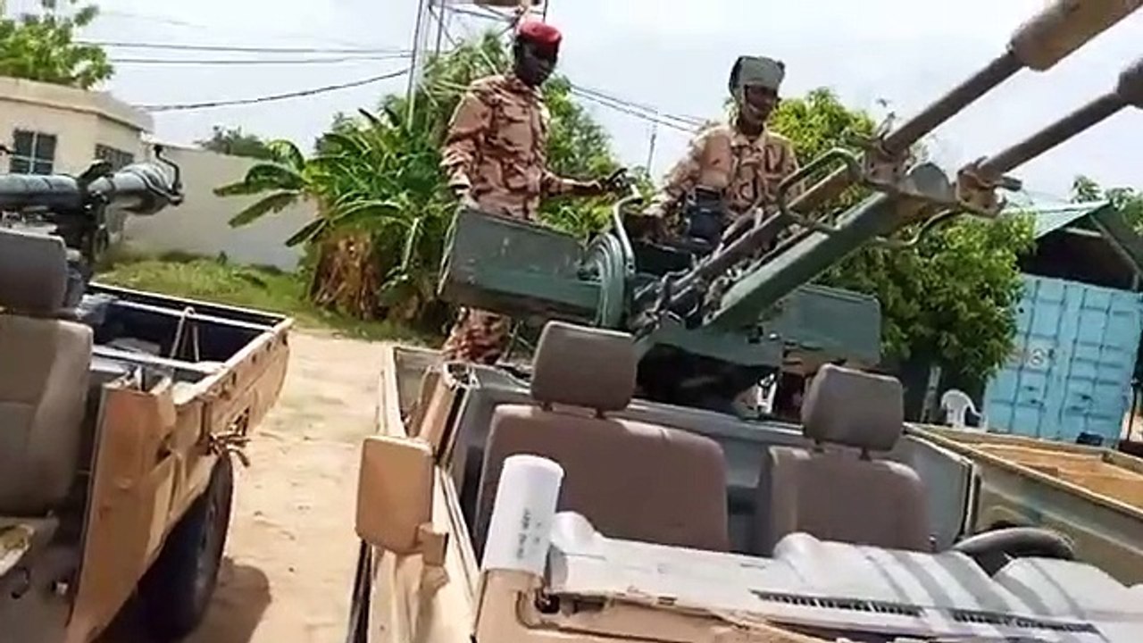 Tchad​ : Présentation des prisonniers de guerre (Rebelle de FACT) et des armes récupérées au Nord