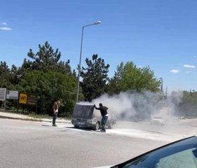 Bir anda alev alan araç kullanılamaz hale geldi
