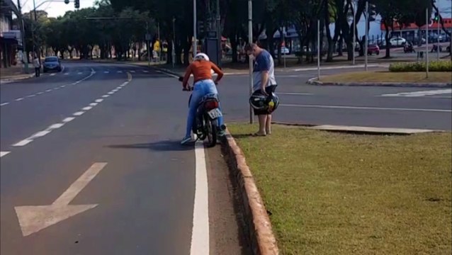 Colisão entre carro e moto deixa duas pessoas feridas na Avenida Brasil; Siate e Samu foram mobilizados