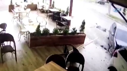 Soygun sonrası kaçan zanlılar otomobille pastaneye girdi​