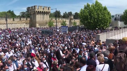 Foule émue au commissariat d'Avignon en hommage au policier tué