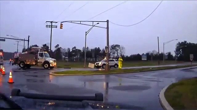 Cet ouvrier risque sa vie en touchant un câble électrique abimé sous la pluie