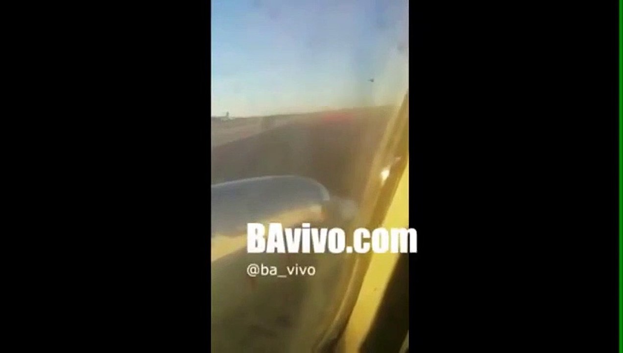 La porte de son avion s'ouvre au décollage