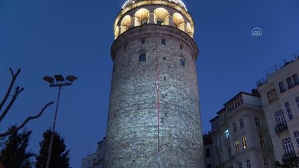 Anneler Günü, Galata Kulesi'ne yansıtılan fotoğraflarla kutlandı