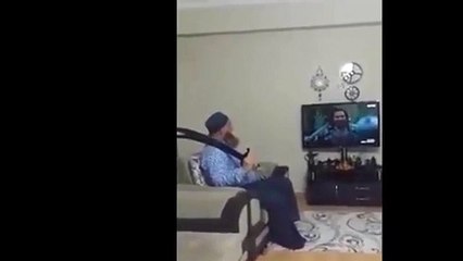 Elinde kılıcıyla Diriliş Ertuğrul izleyen dede herkesi güldürdü