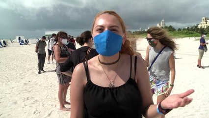 Turistas latinoamericanos se vacunan en la playa de Miami Beach