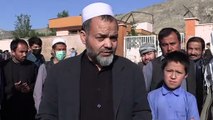 Afegãos enterram vítimas de atentado contra escola de meninas