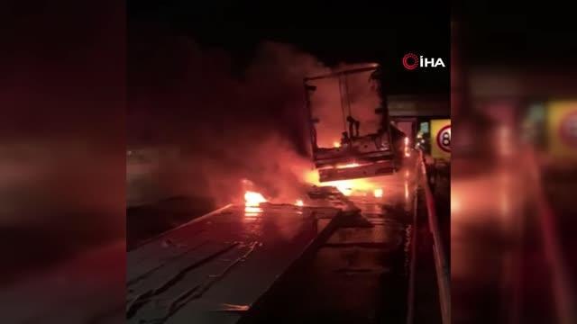 Köpük tabak yüklü TIR'ın dorsesi alev alev yandı