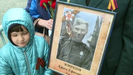 Rusia defenderá "firmemente" sus intereses, dice Putin en conmemoración de victoria de 1945