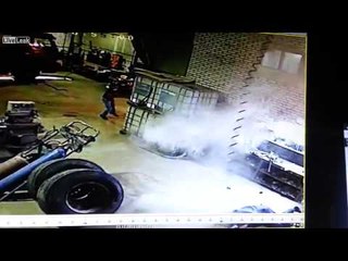 عامل في ورشة يطير في الهواء بسبب انفجار عجلة ضخمة